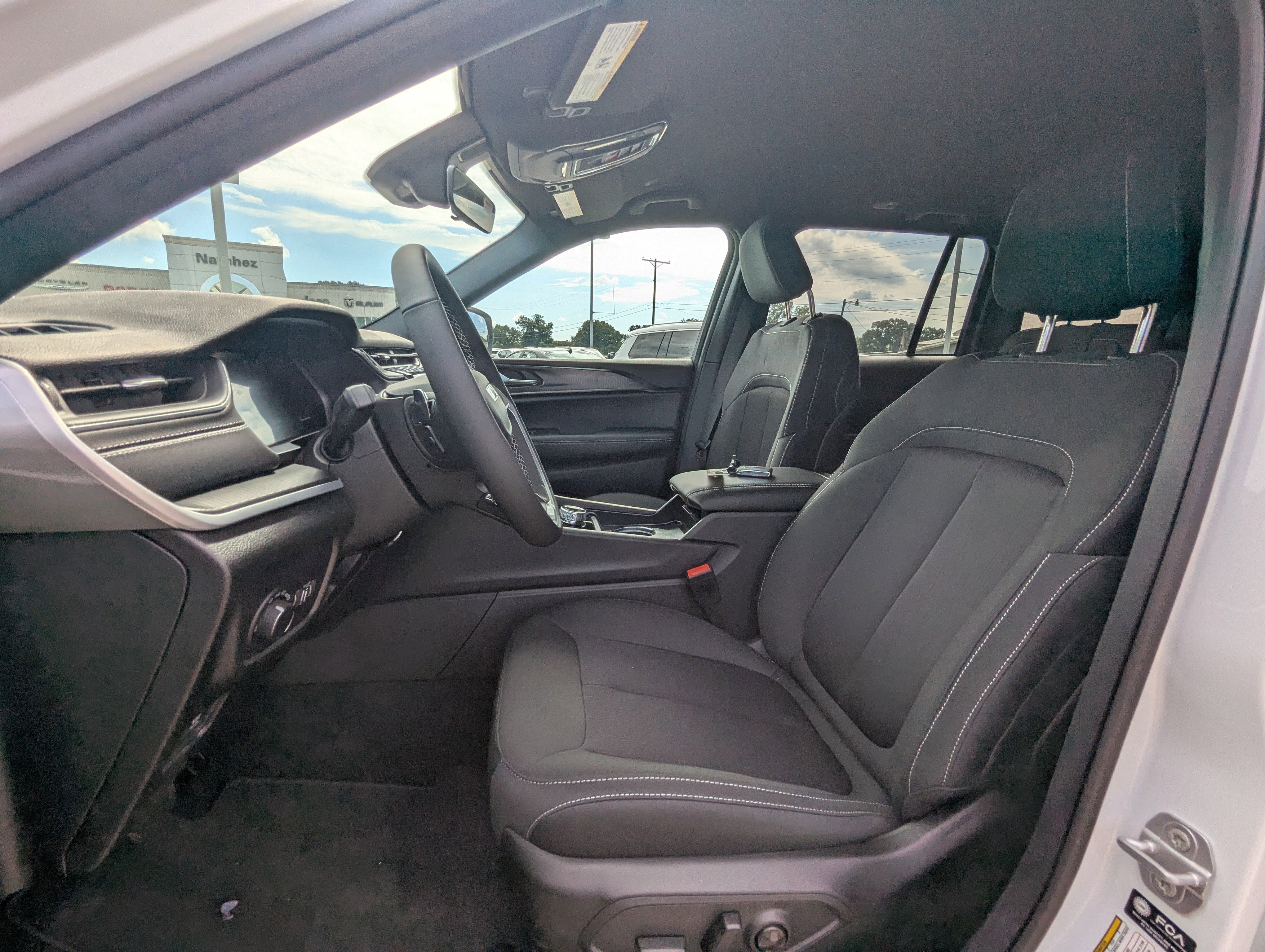 2025 Jeep Grand Cherokee GRAND CHEROKEE LAREDO 4X2