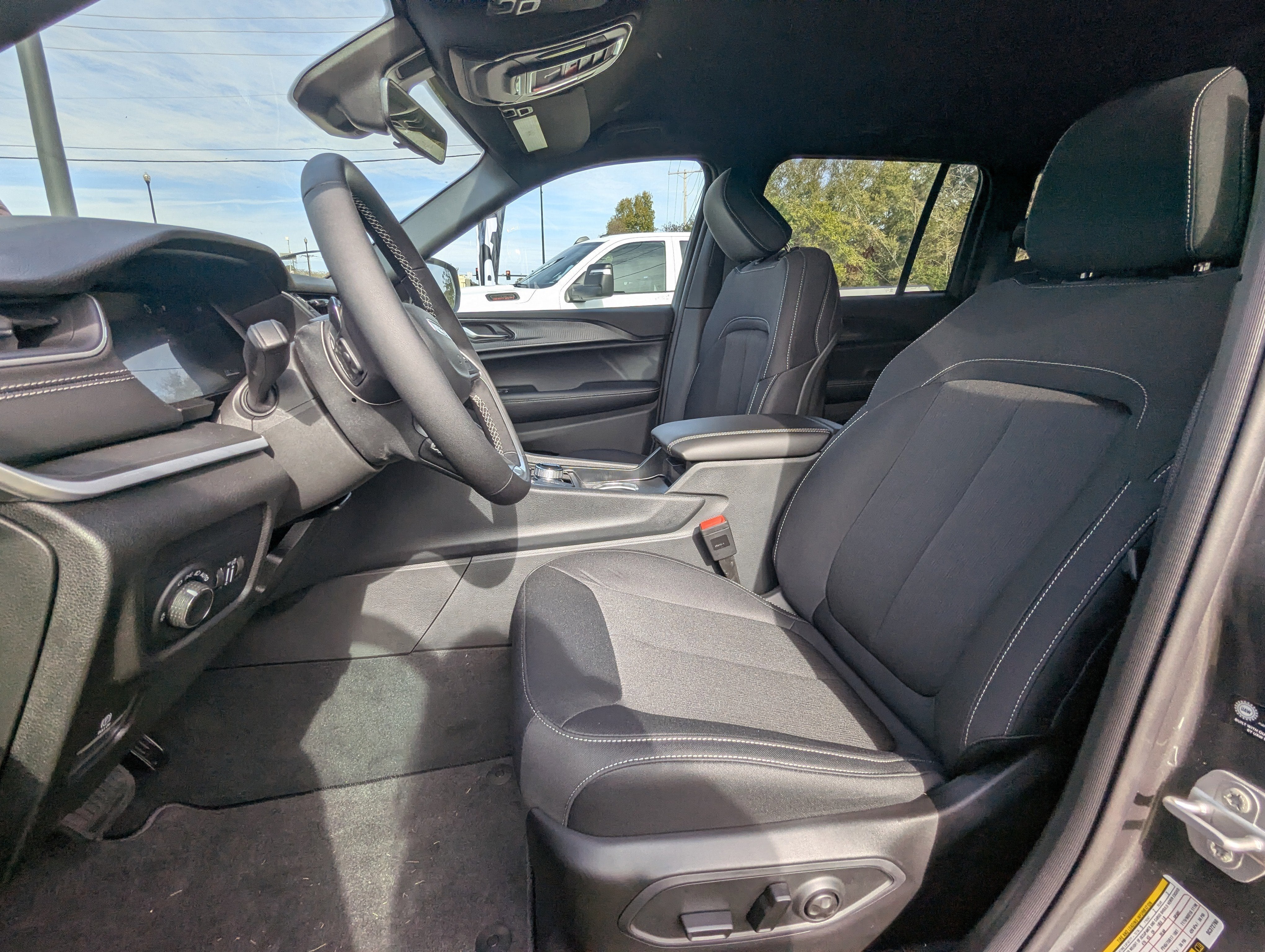 2025 Jeep Grand Cherokee GRAND CHEROKEE LAREDO 4X2