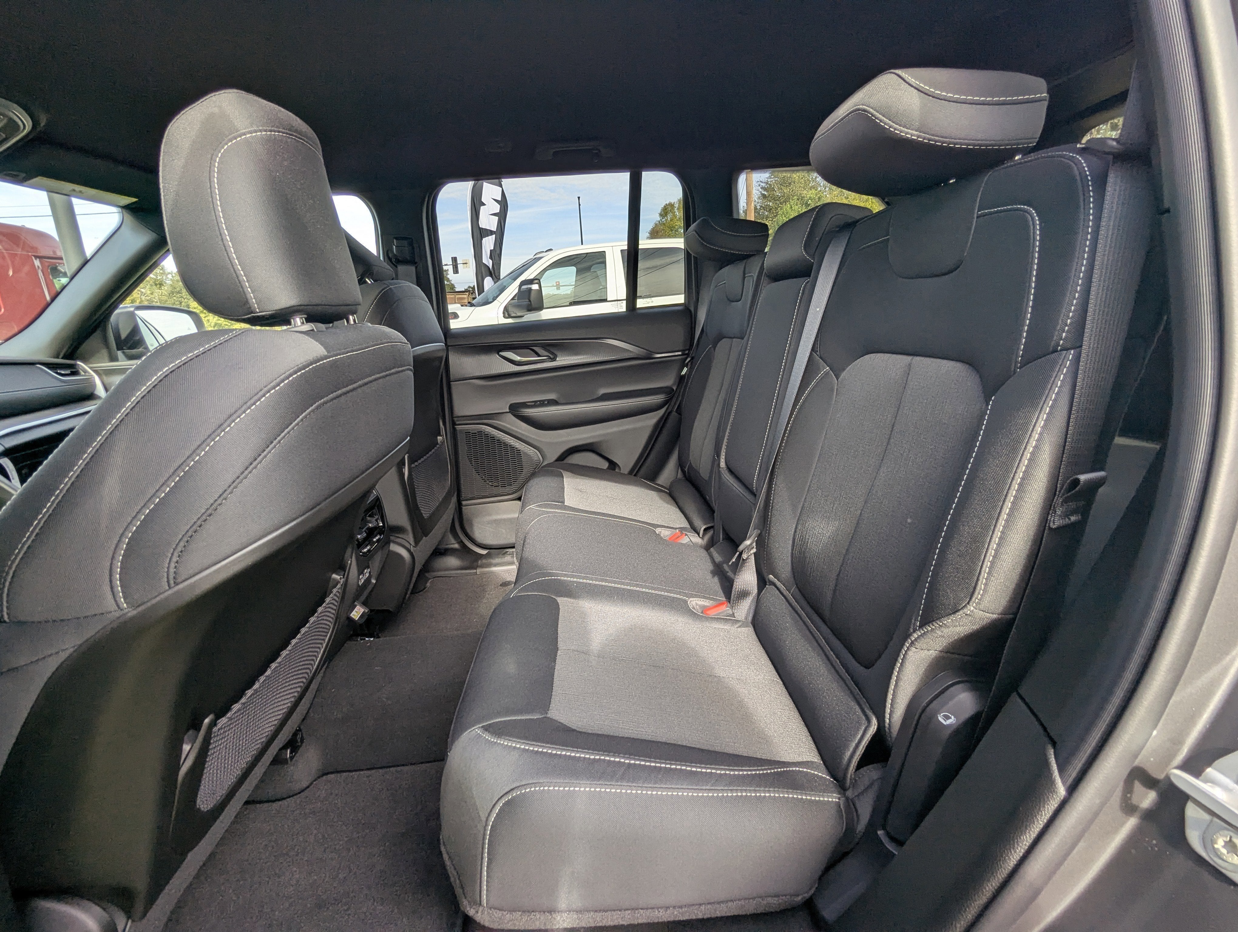 2025 Jeep Grand Cherokee GRAND CHEROKEE LAREDO 4X2