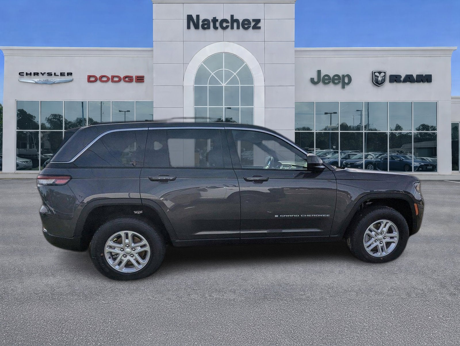 2025 Jeep Grand Cherokee GRAND CHEROKEE LAREDO 4X2