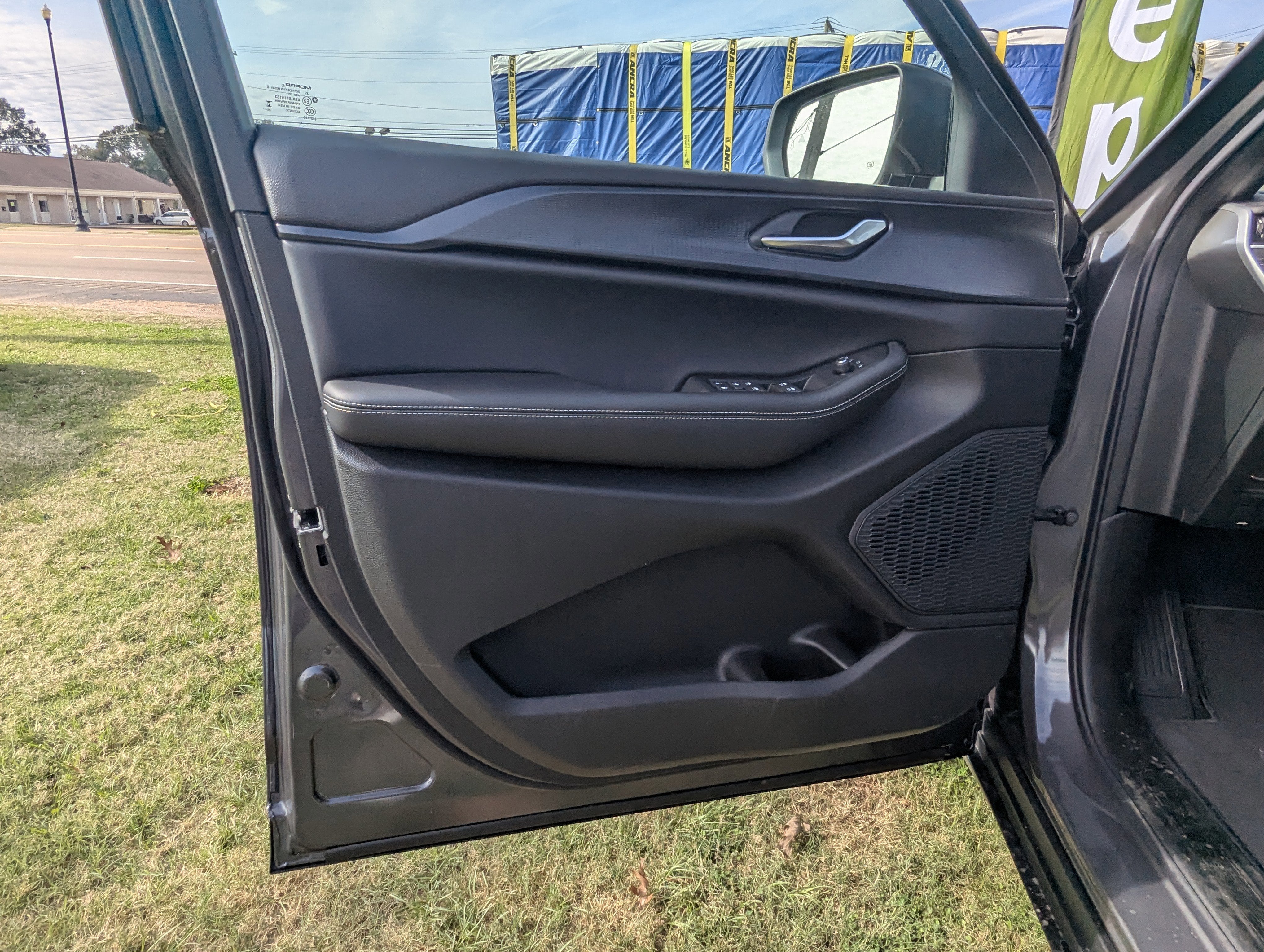 2025 Jeep Grand Cherokee GRAND CHEROKEE LAREDO 4X2