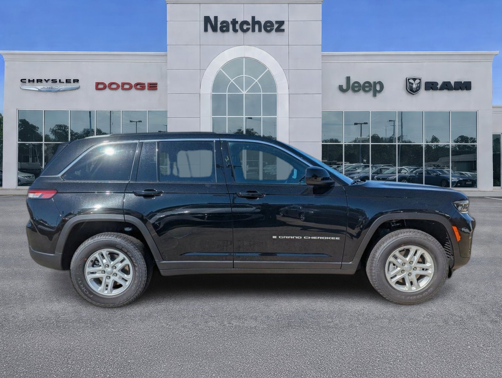 2025 Jeep Grand Cherokee GRAND CHEROKEE LAREDO 4X2