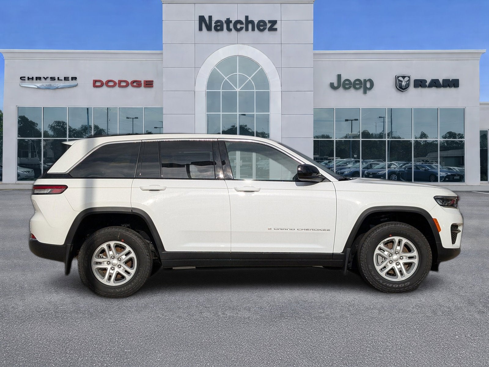 2025 Jeep Grand Cherokee GRAND CHEROKEE LAREDO 4X2