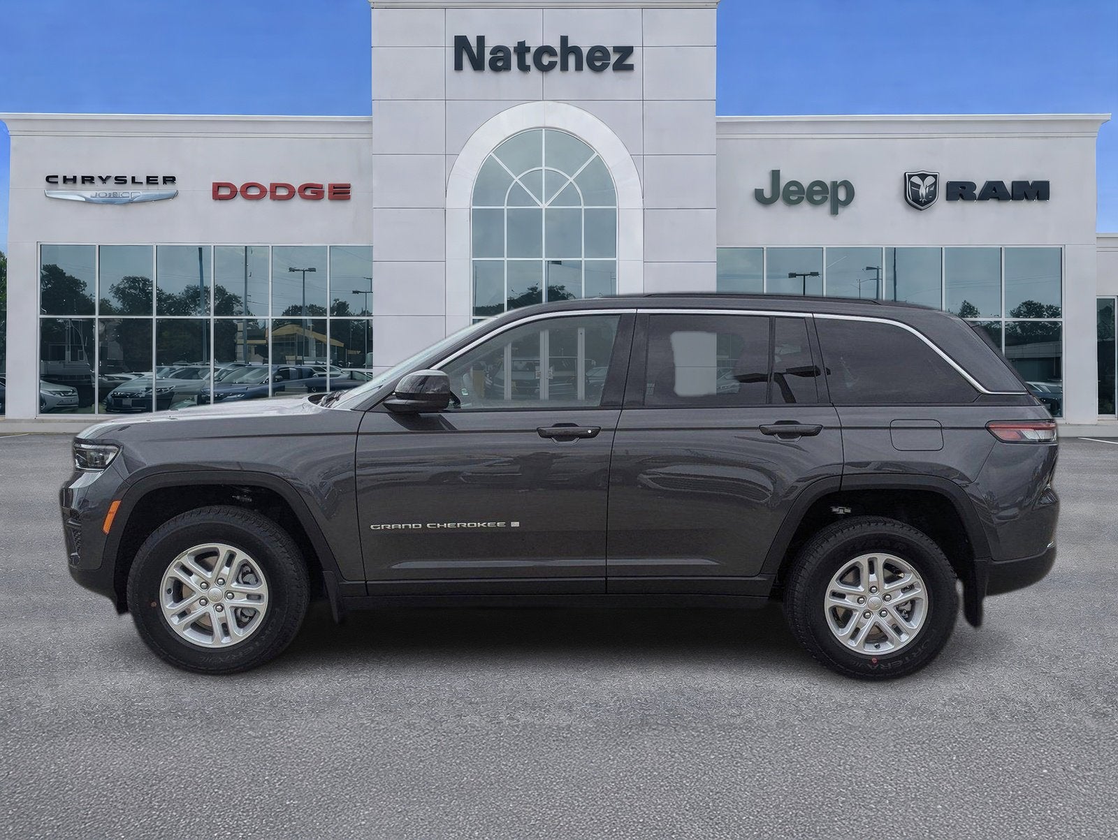 2025 Jeep Grand Cherokee GRAND CHEROKEE LAREDO 4X2