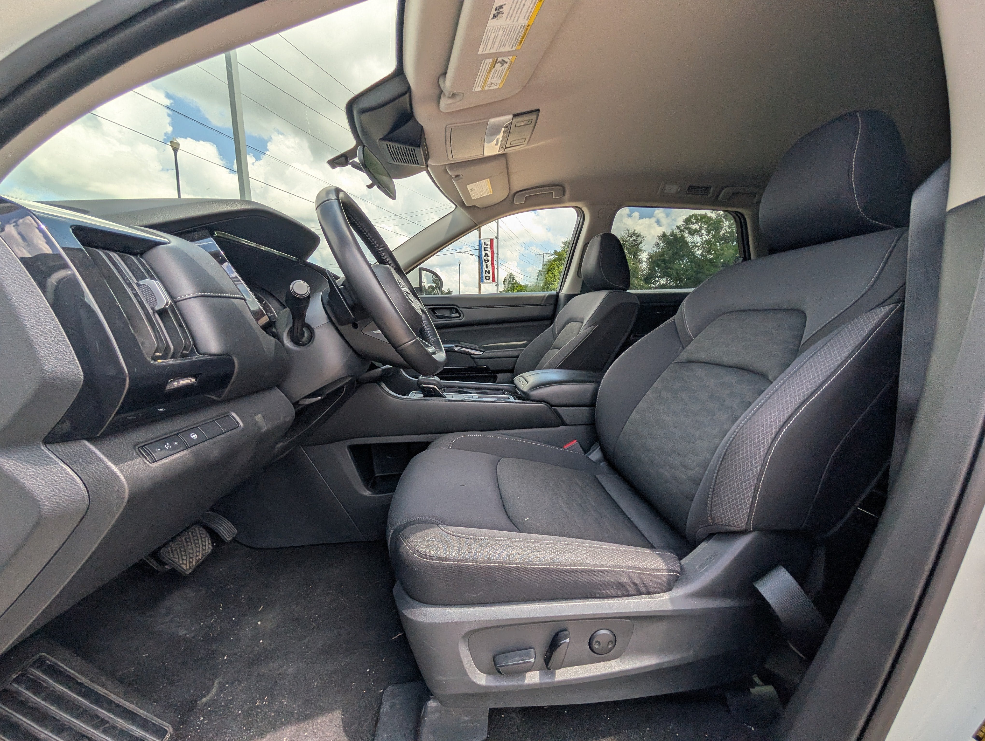 2024 Nissan Pathfinder SV