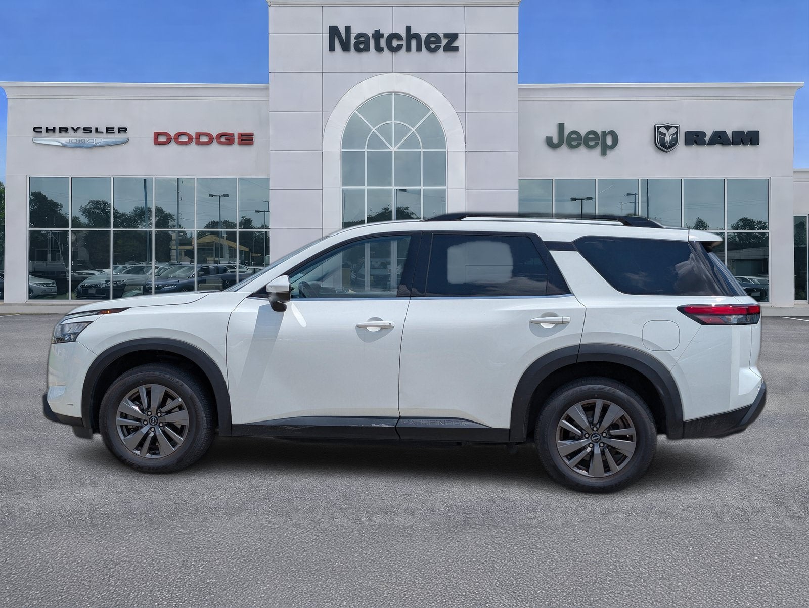 2024 Nissan Pathfinder SV