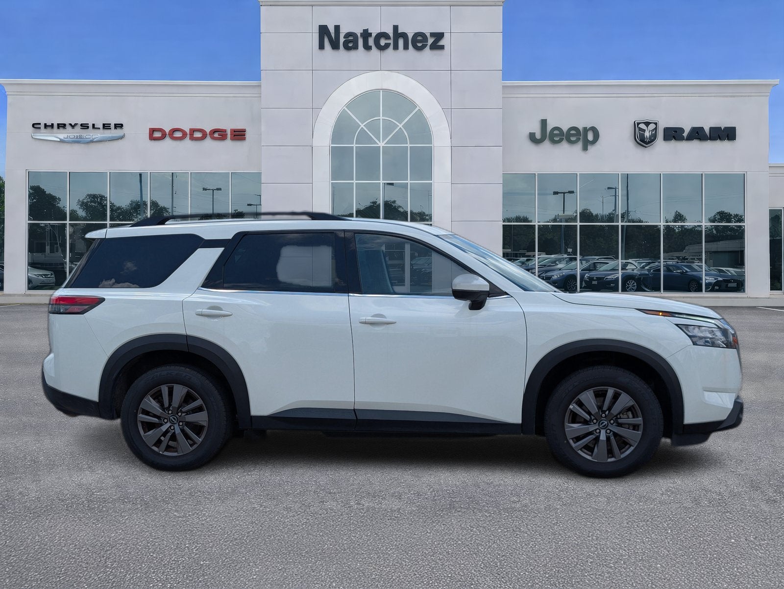 2024 Nissan Pathfinder SV