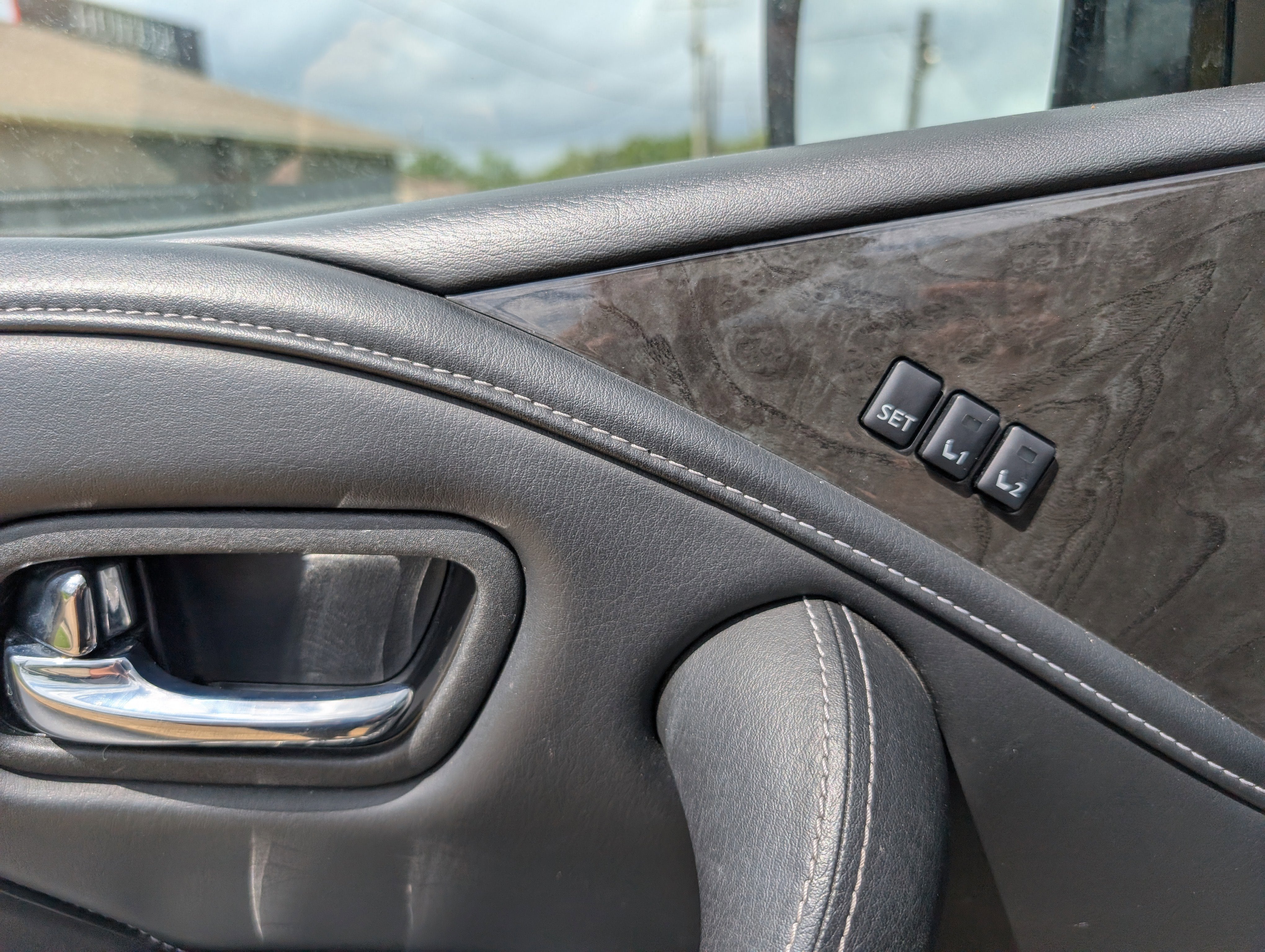 2023 INFINITI QX80 LUXE