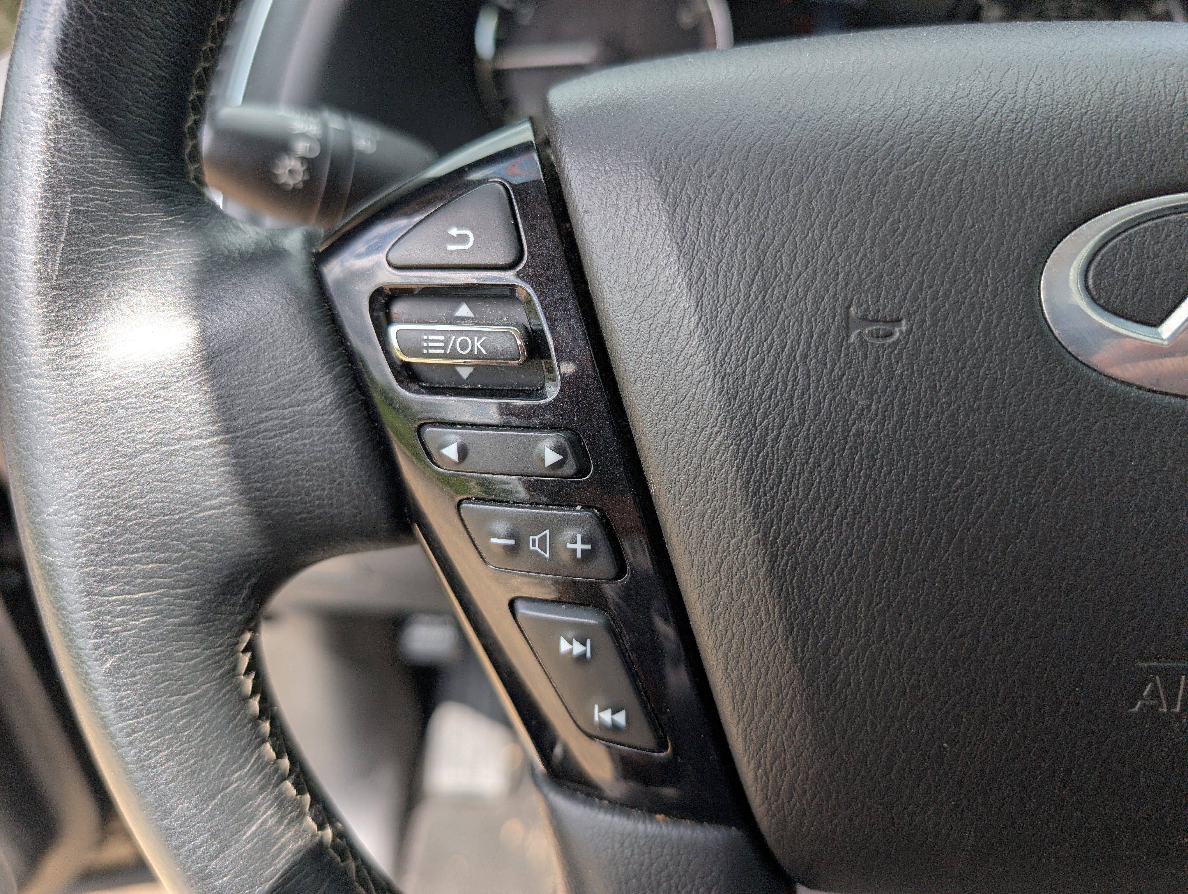 2023 INFINITI QX80 LUXE