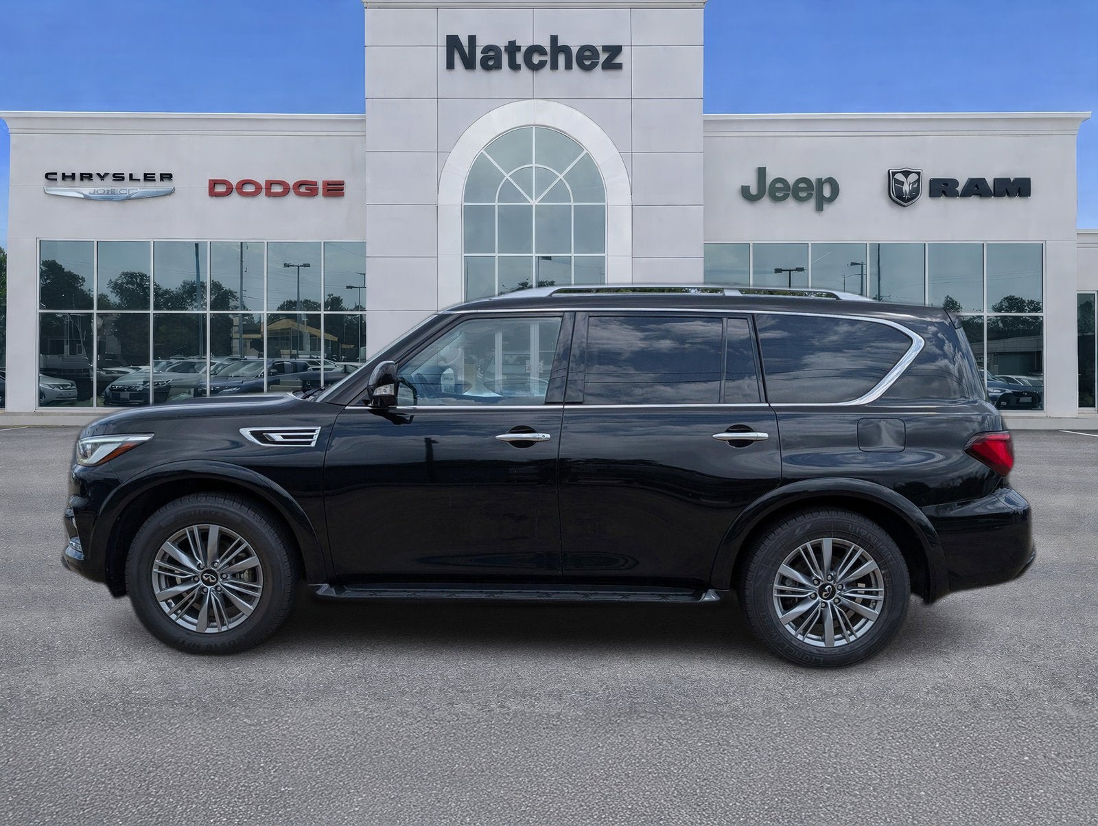 2023 INFINITI QX80 LUXE