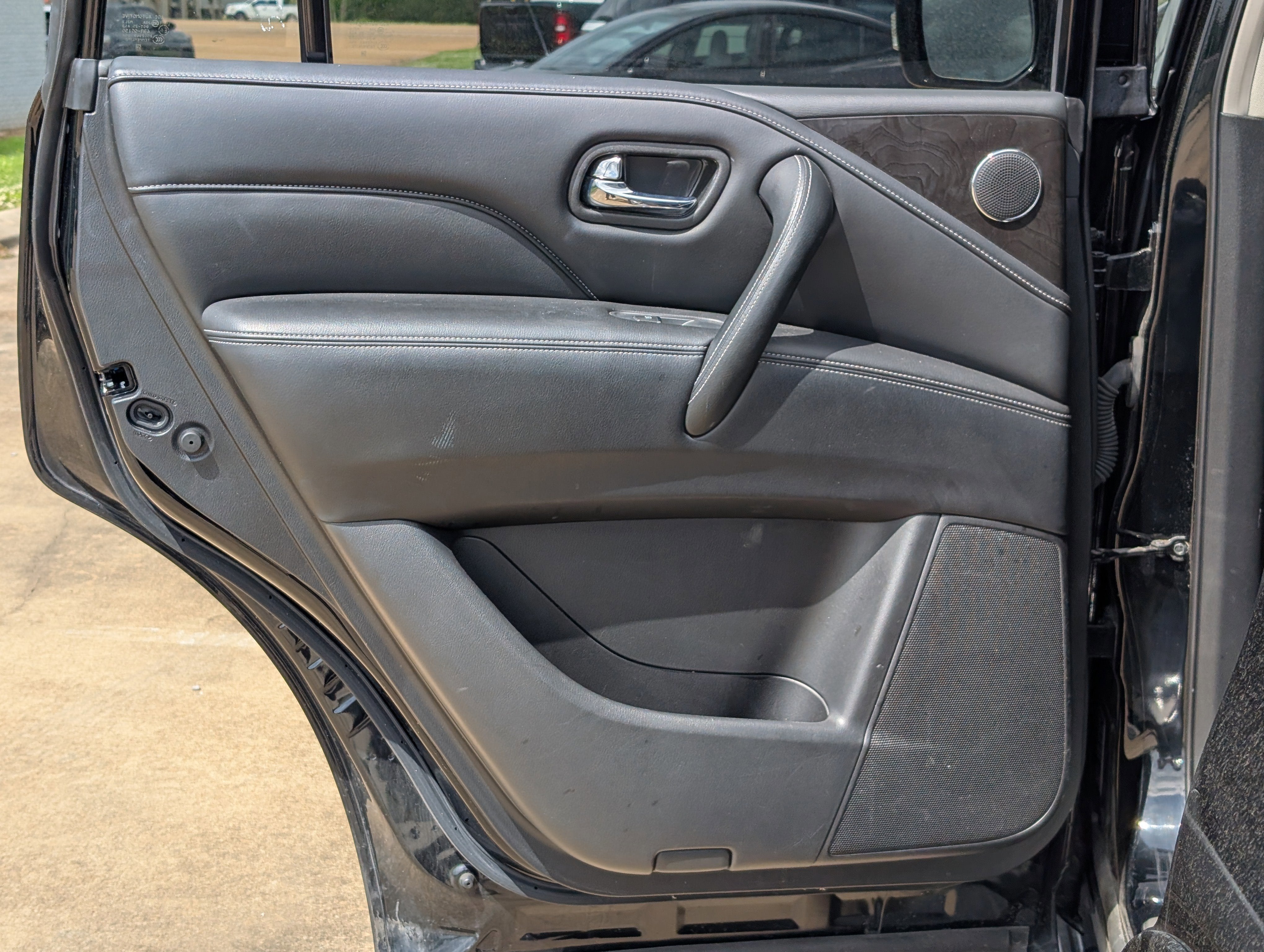 2023 INFINITI QX80 LUXE