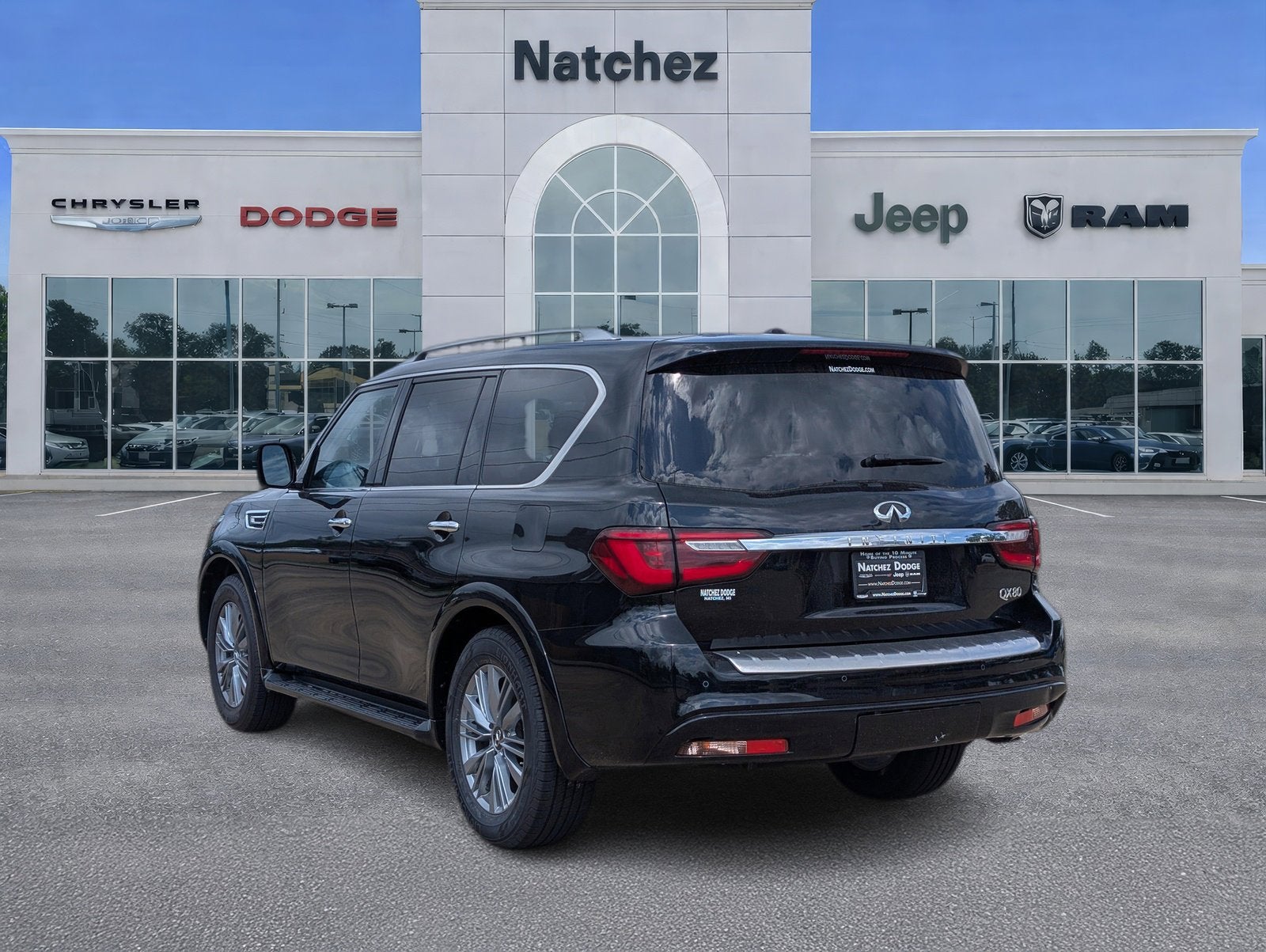 2023 INFINITI QX80 LUXE