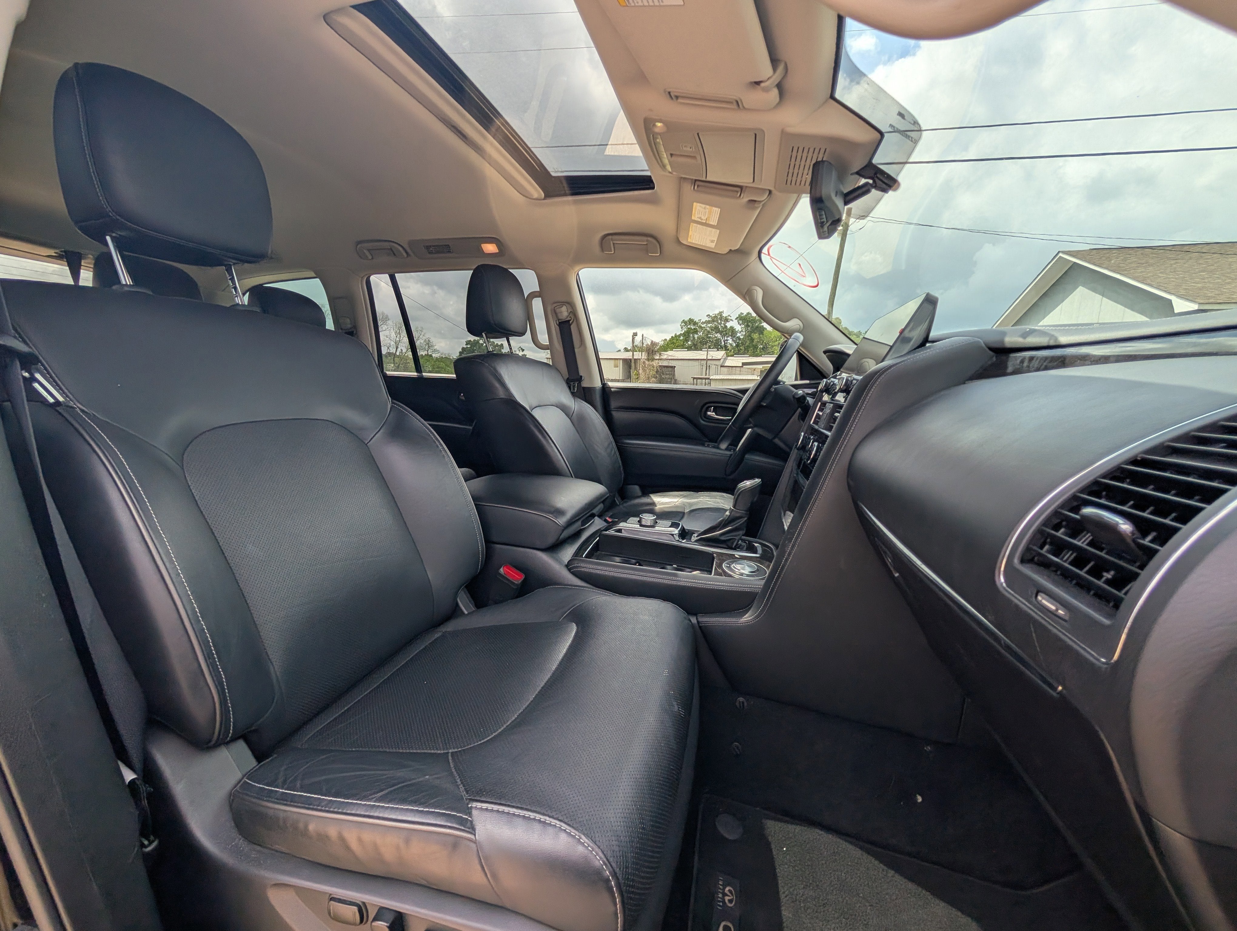 2023 INFINITI QX80 LUXE