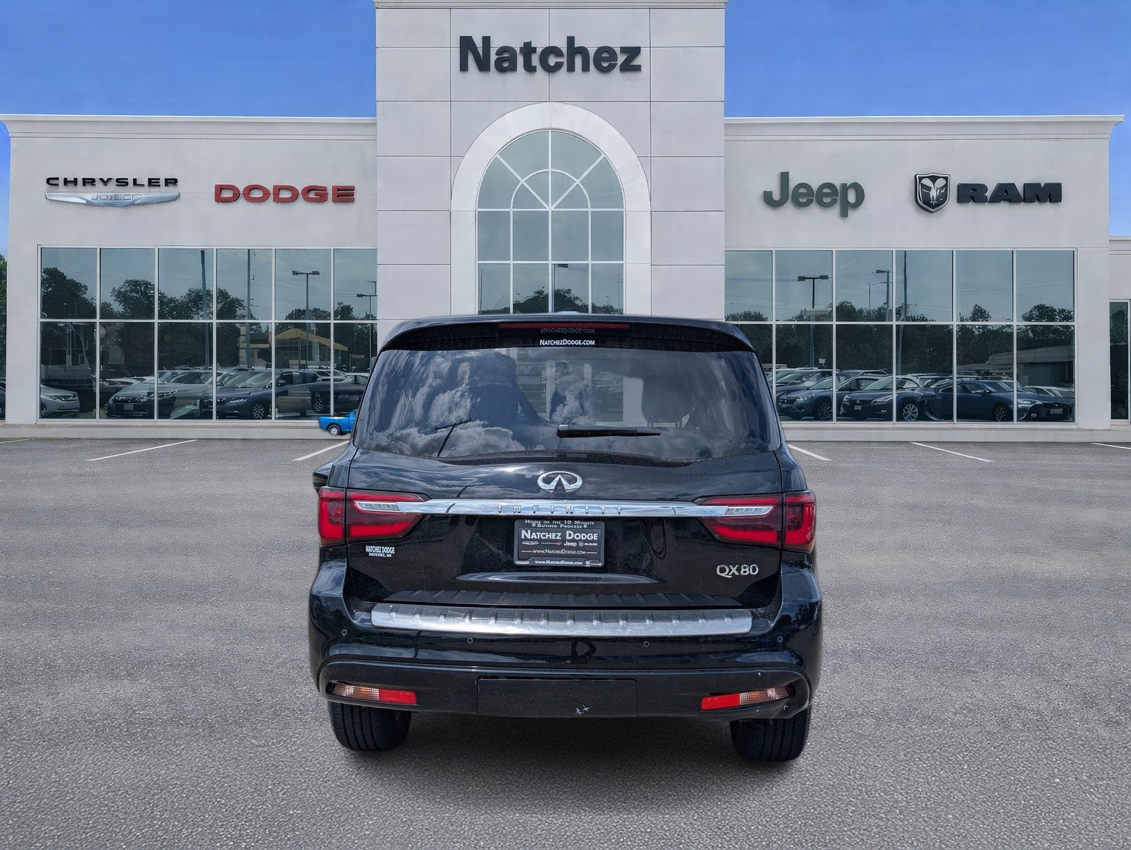 2023 INFINITI QX80 LUXE