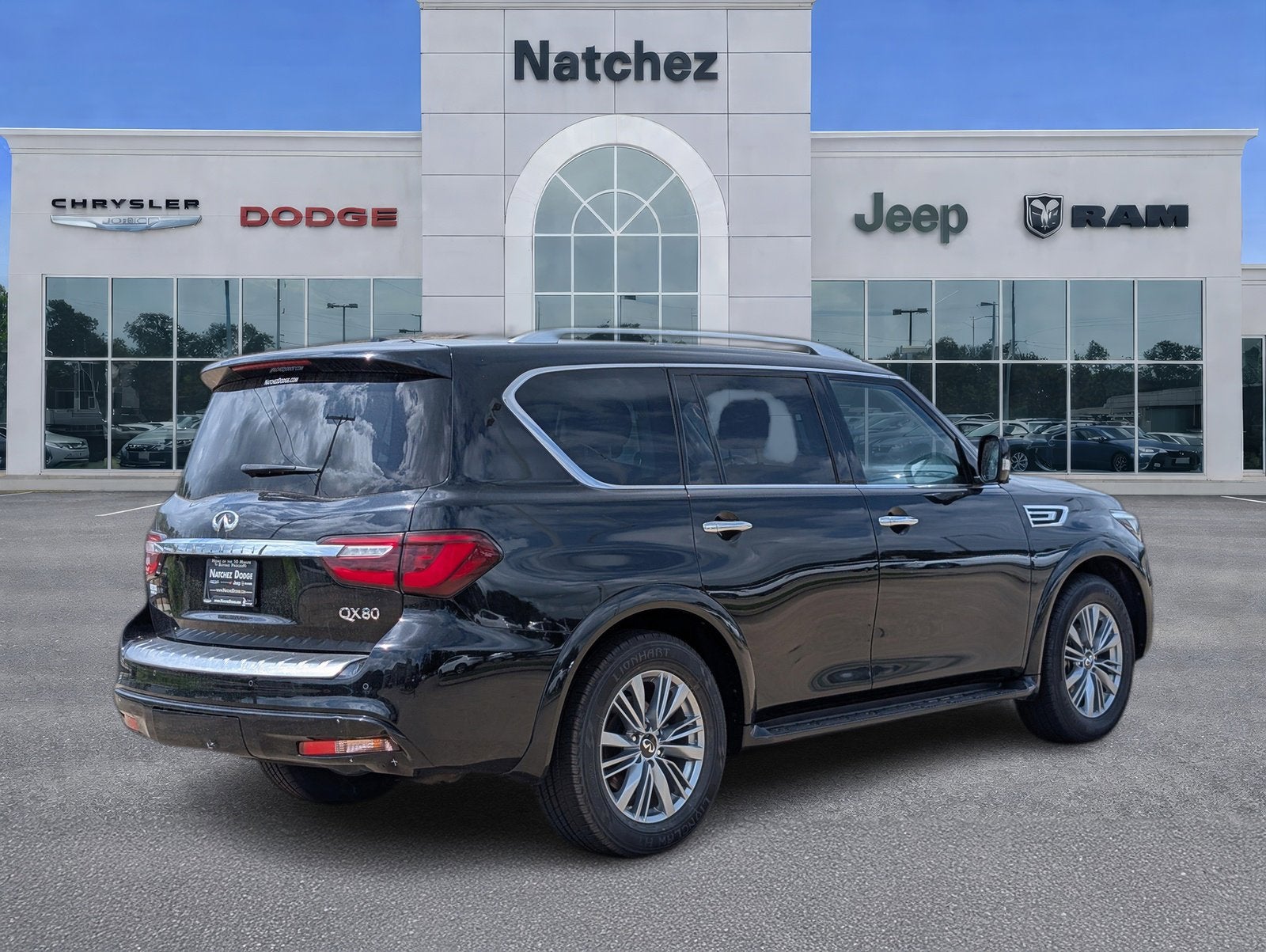 2023 INFINITI QX80 LUXE
