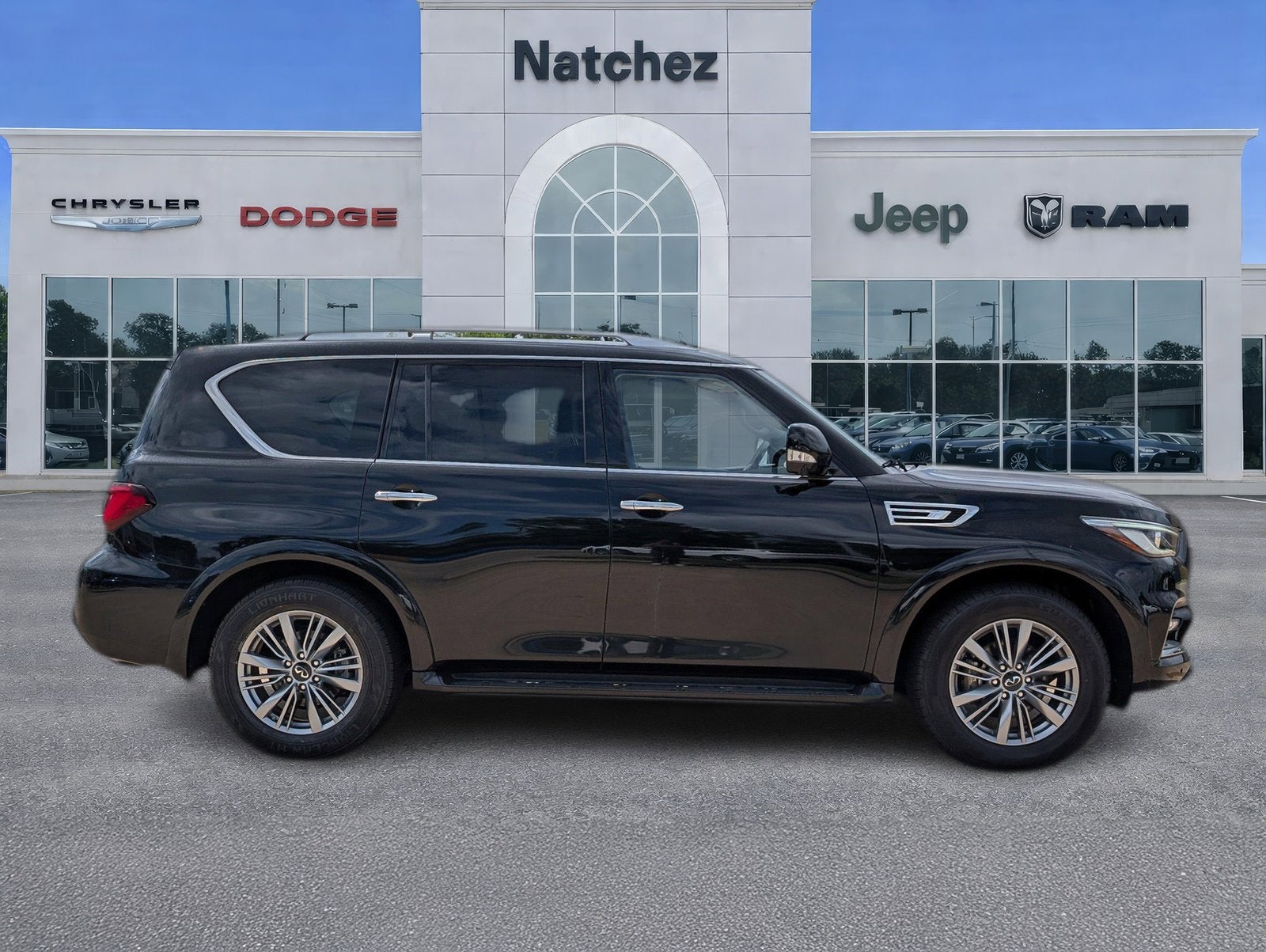 2023 INFINITI QX80 LUXE