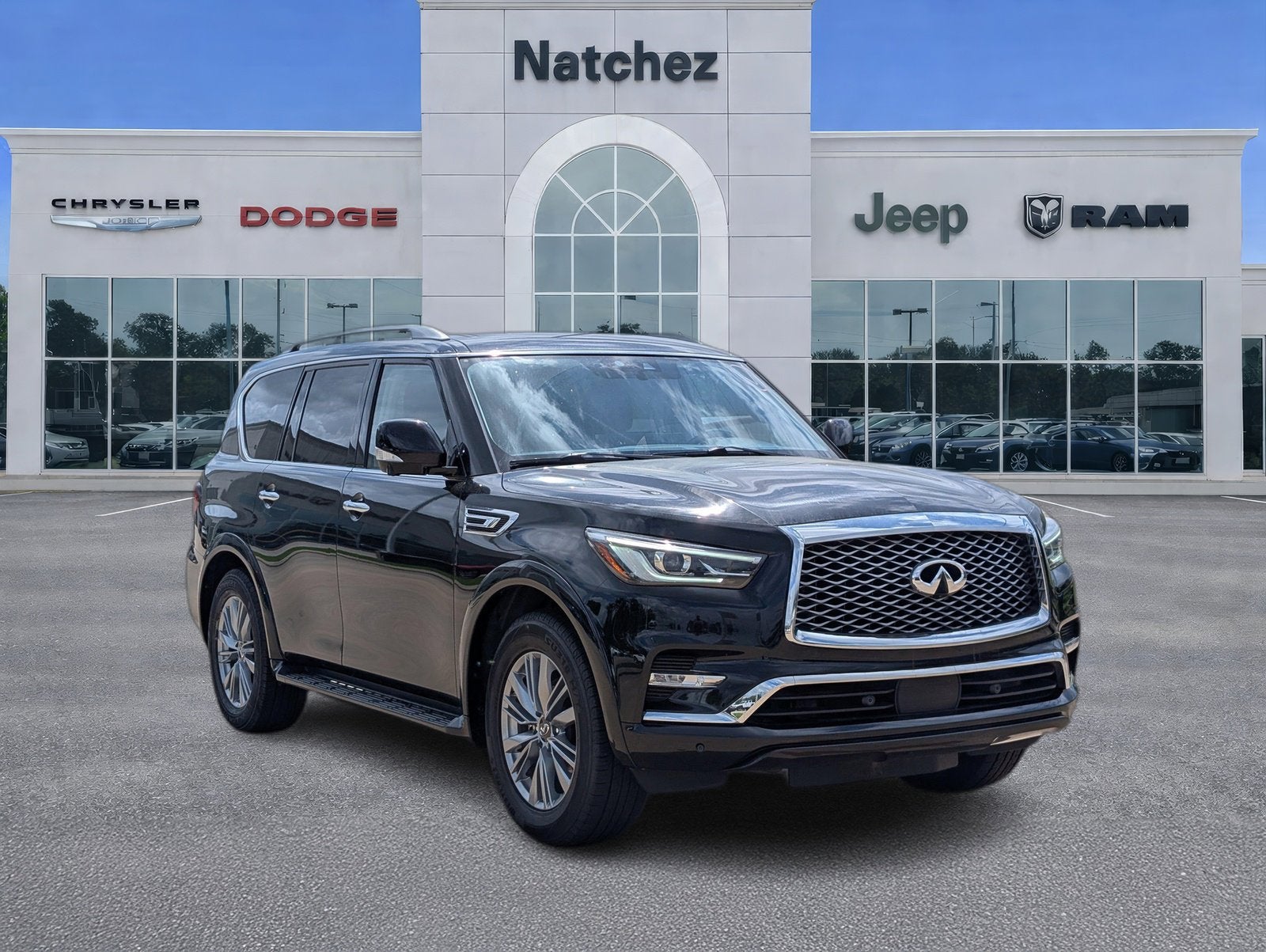 2023 INFINITI QX80 LUXE