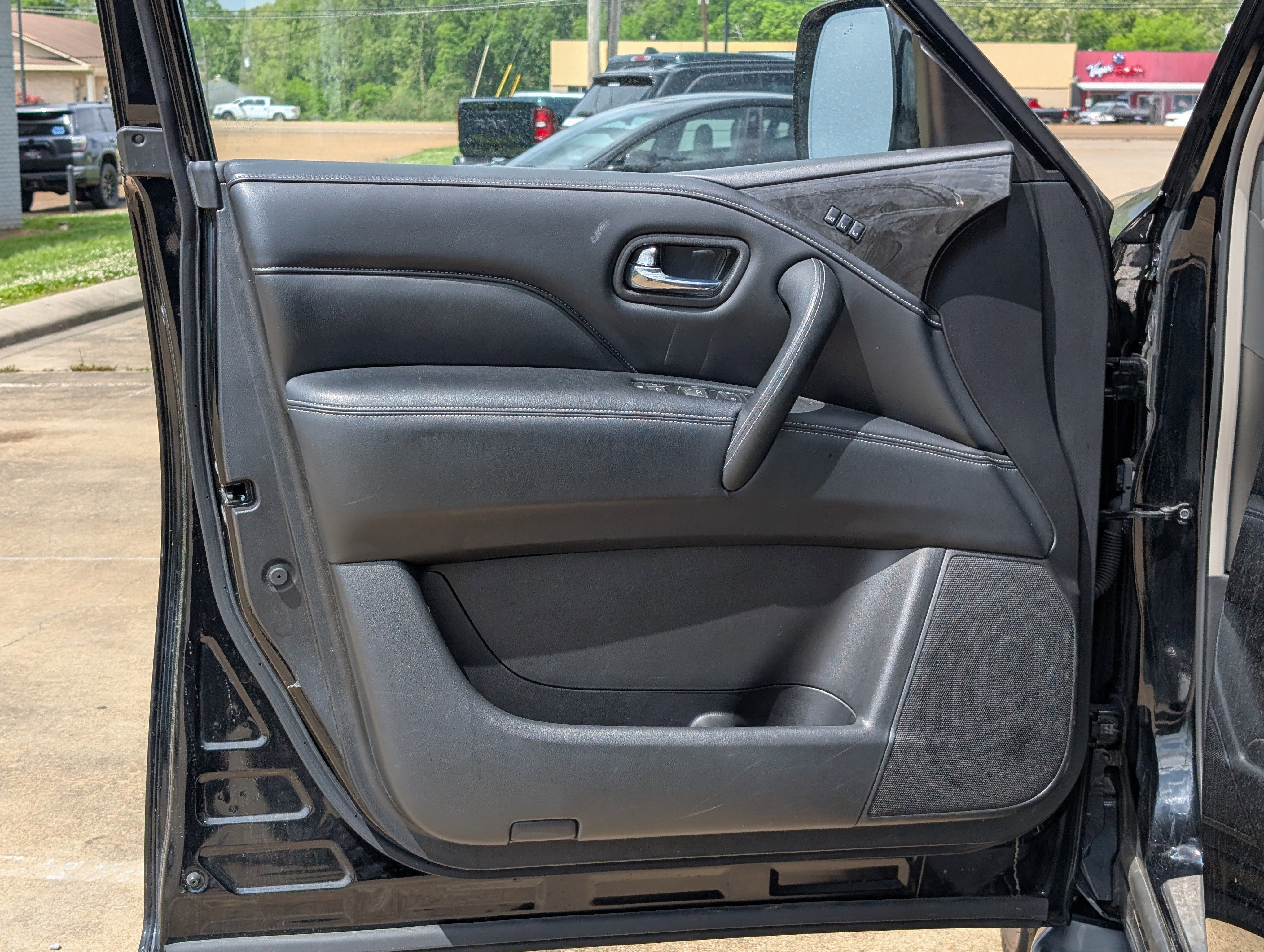 2023 INFINITI QX80 LUXE