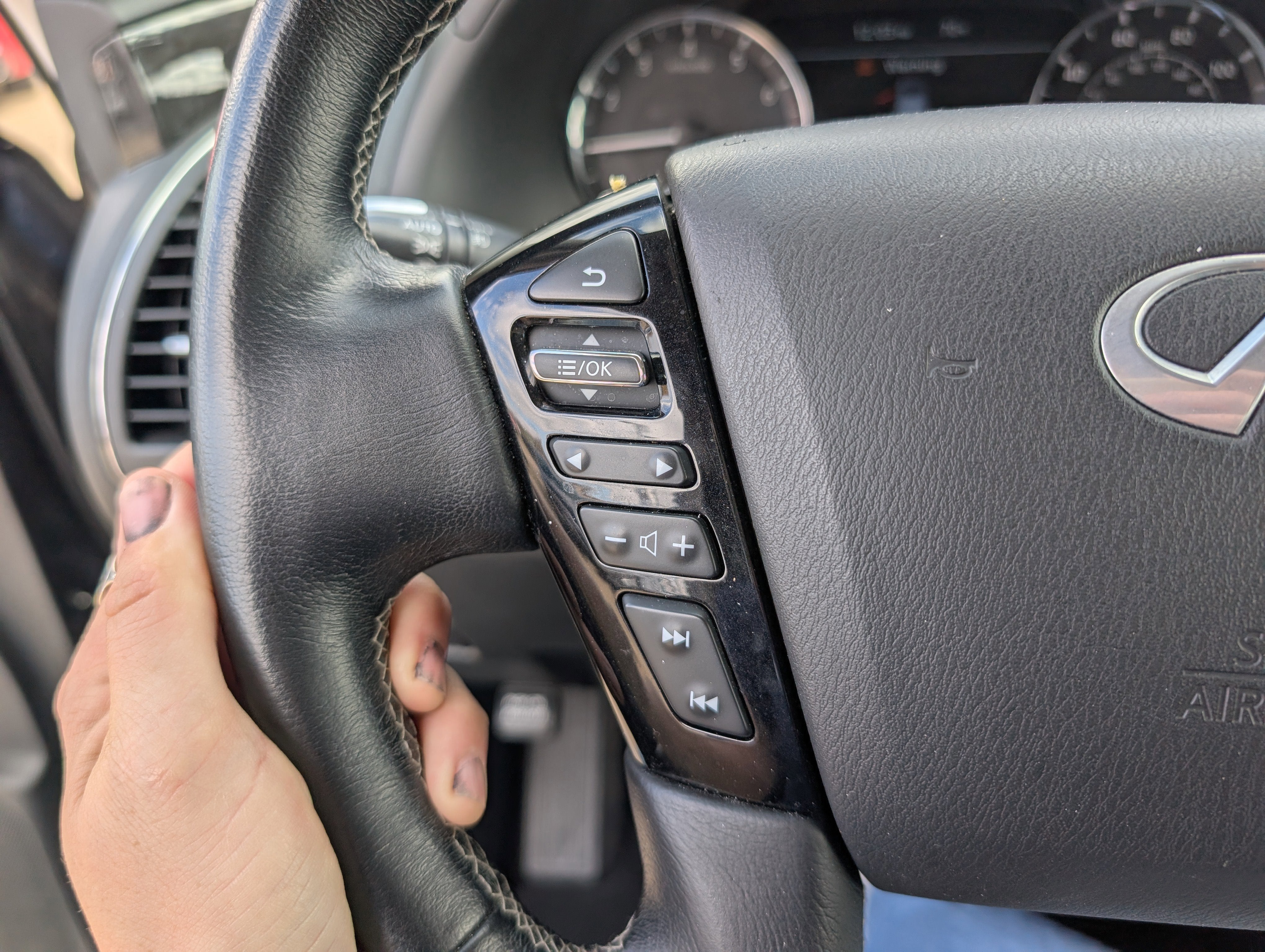 2024 INFINITI QX80 LUXE