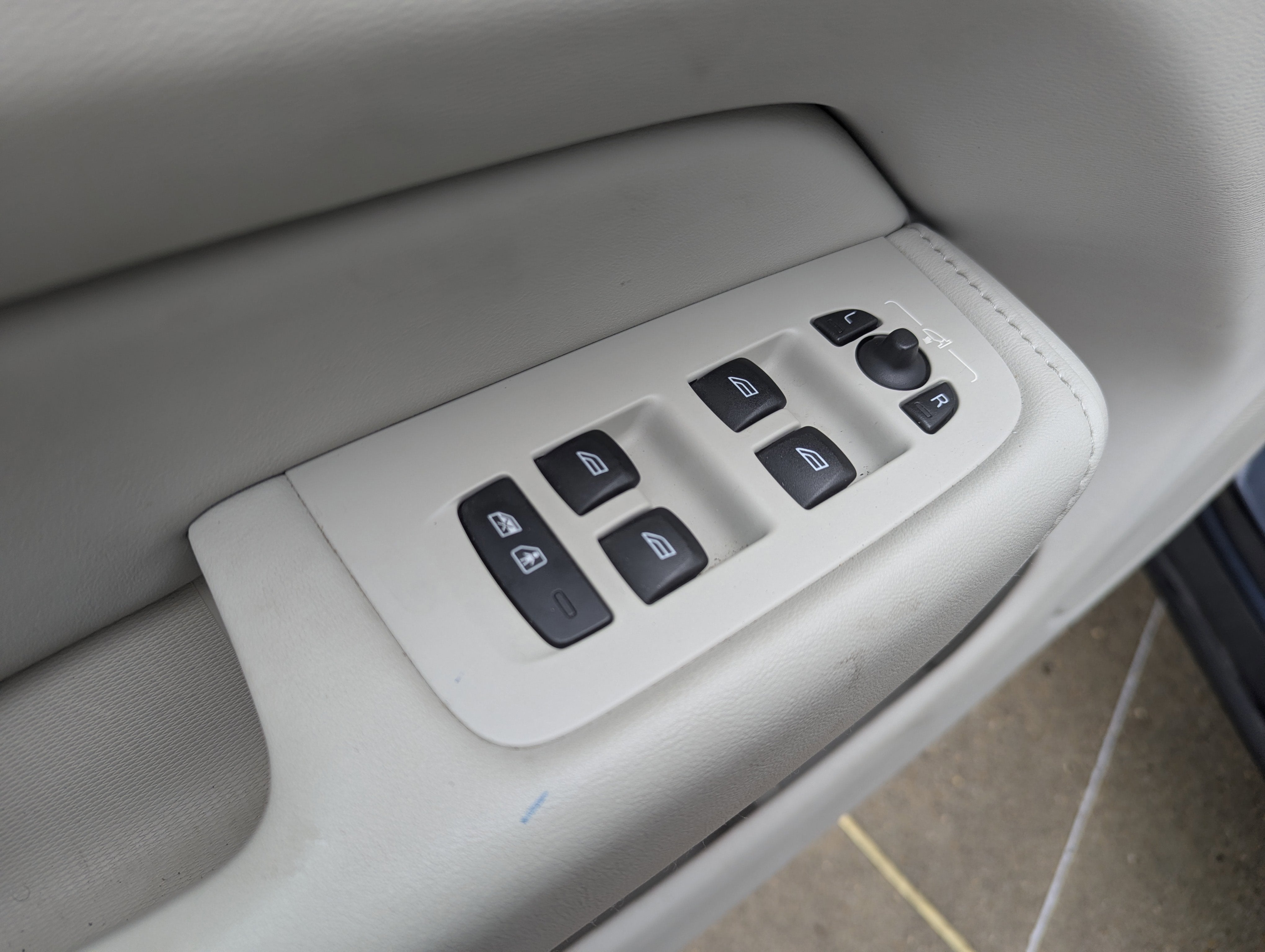 2023 Volvo XC60 B5 Plus Dark Theme