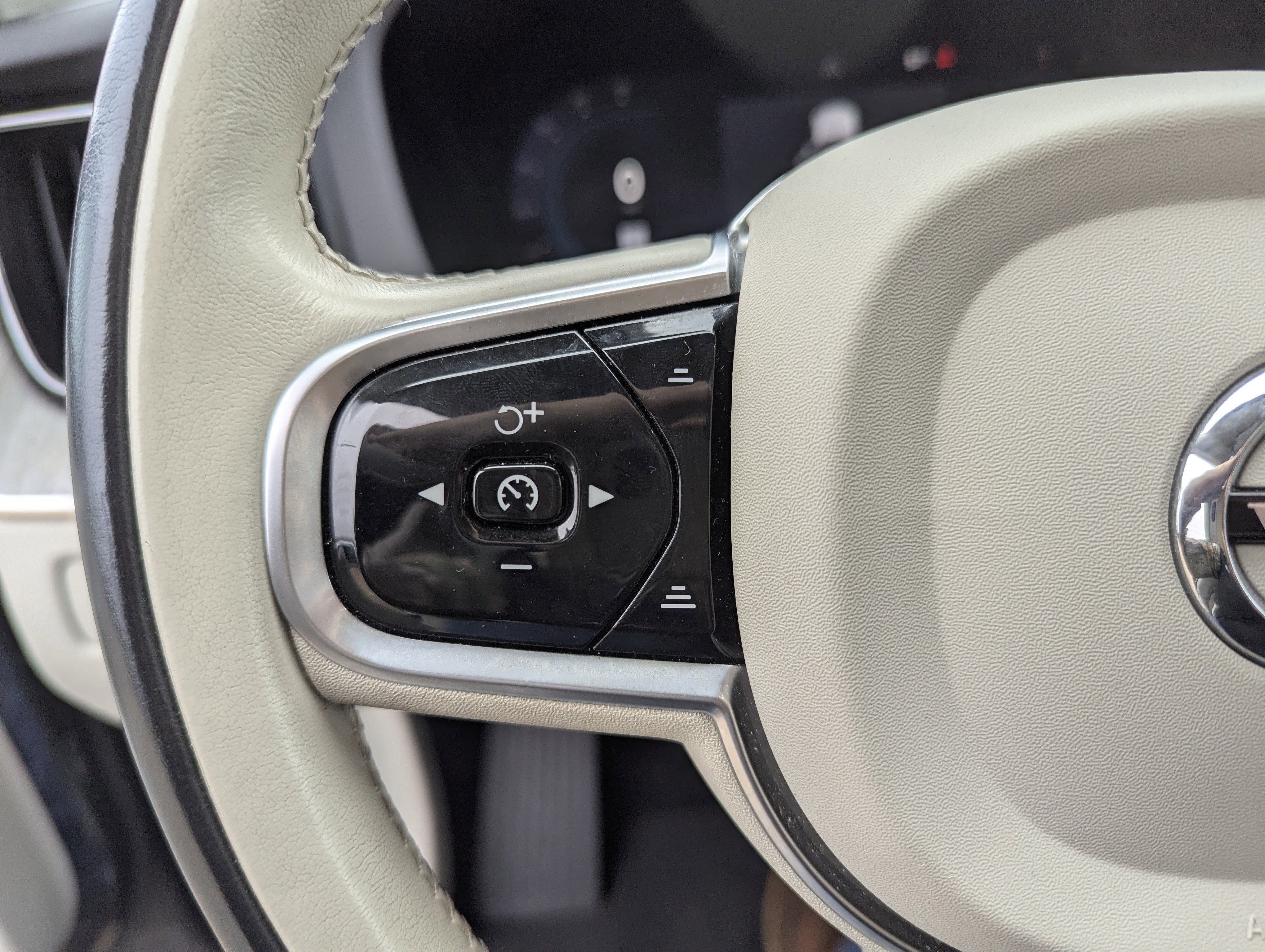 2023 Volvo XC60 B5 Plus Dark Theme