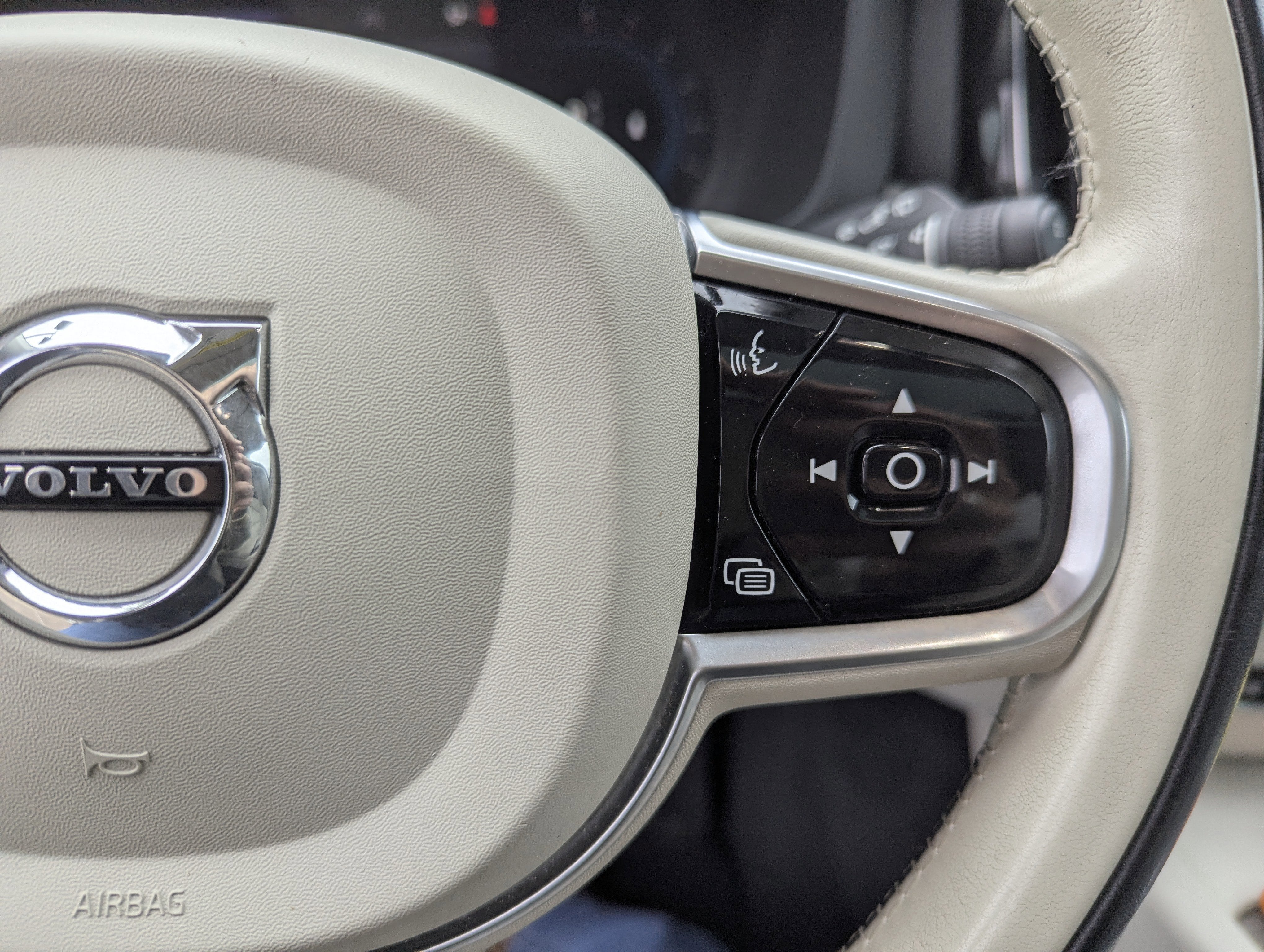 2023 Volvo XC60 B5 Plus Dark Theme