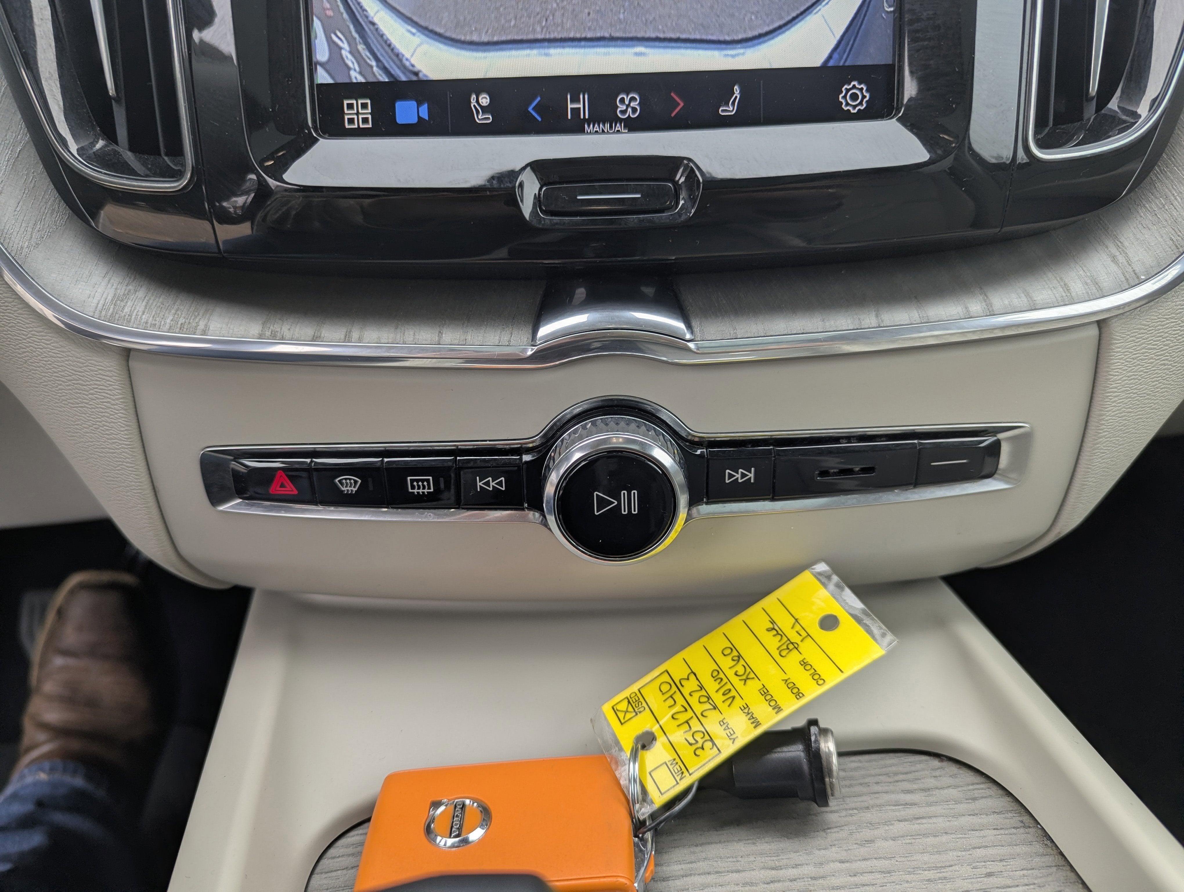 2023 Volvo XC60 B5 Plus Dark Theme