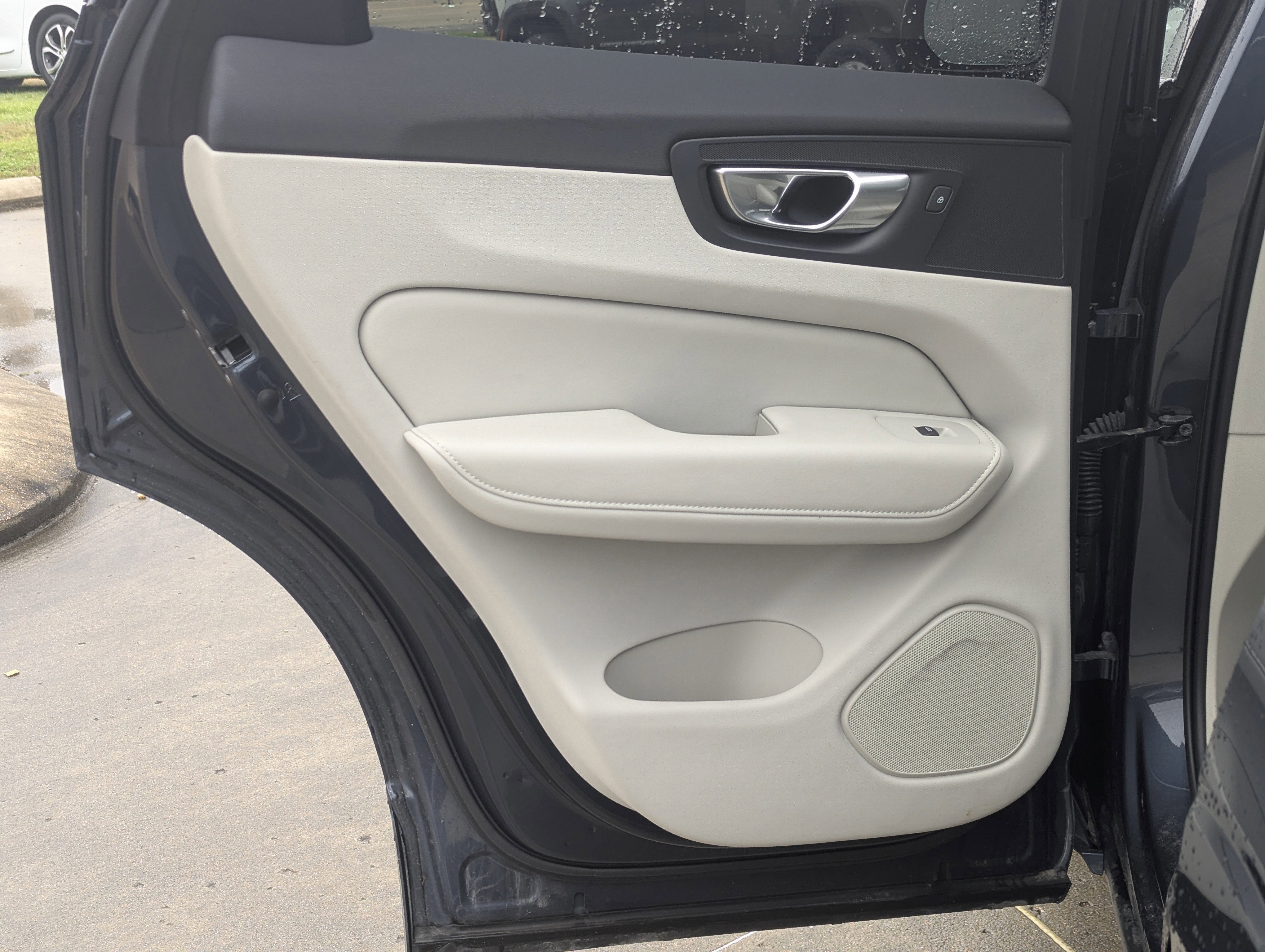 2023 Volvo XC60 B5 Plus Dark Theme