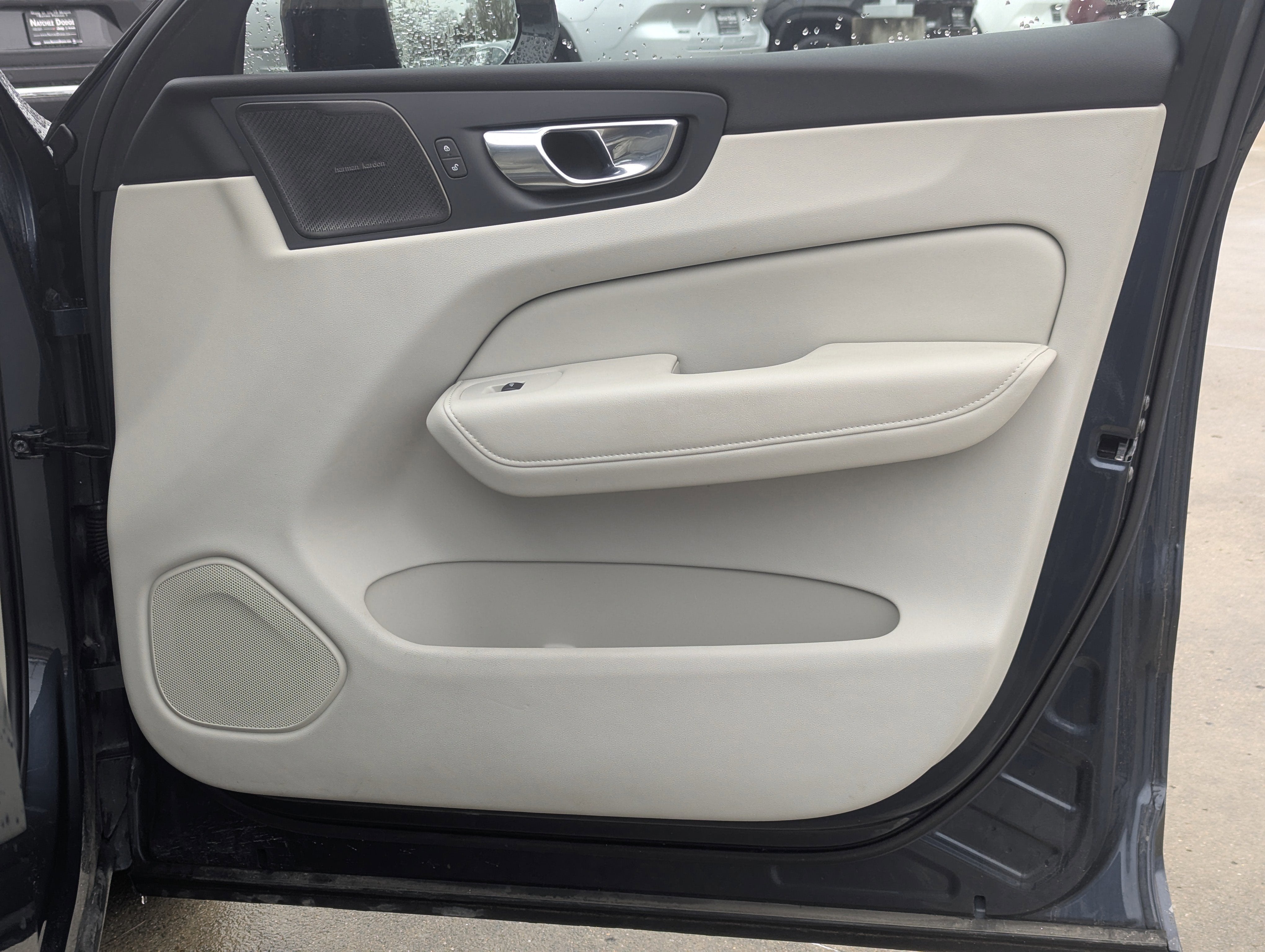 2023 Volvo XC60 B5 Plus Dark Theme