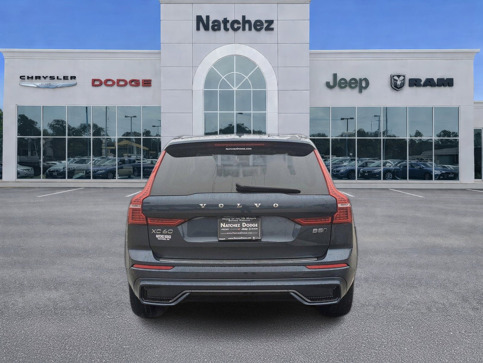 2023 Volvo XC60 B5 Plus Dark Theme