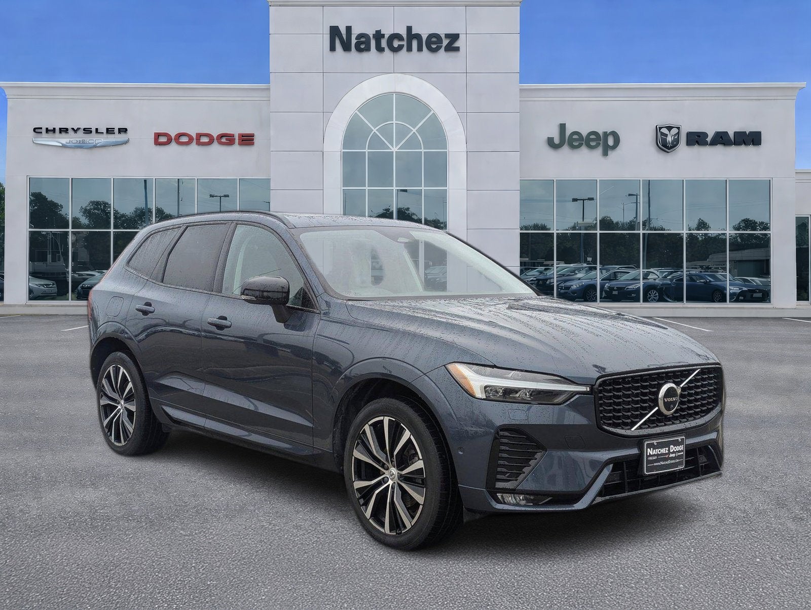 2023 Volvo XC60 B5 Plus Dark Theme