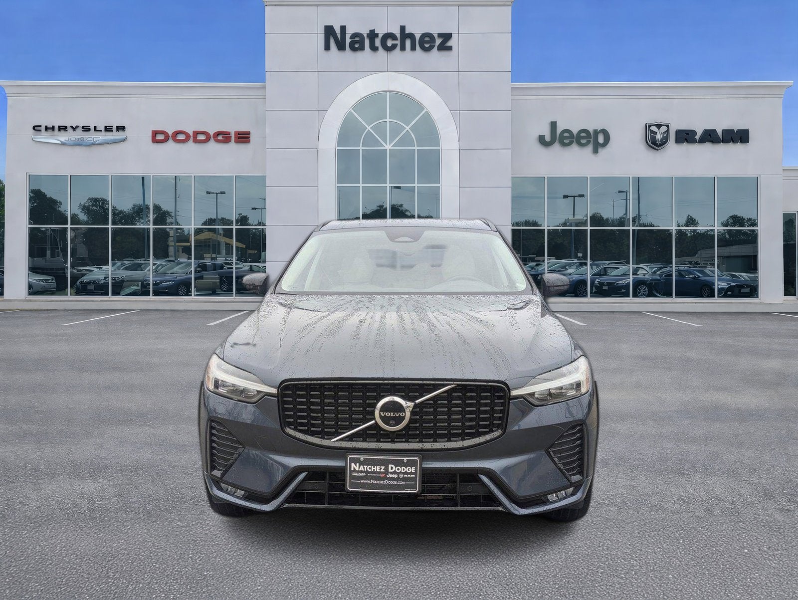 2023 Volvo XC60 B5 Plus Dark Theme