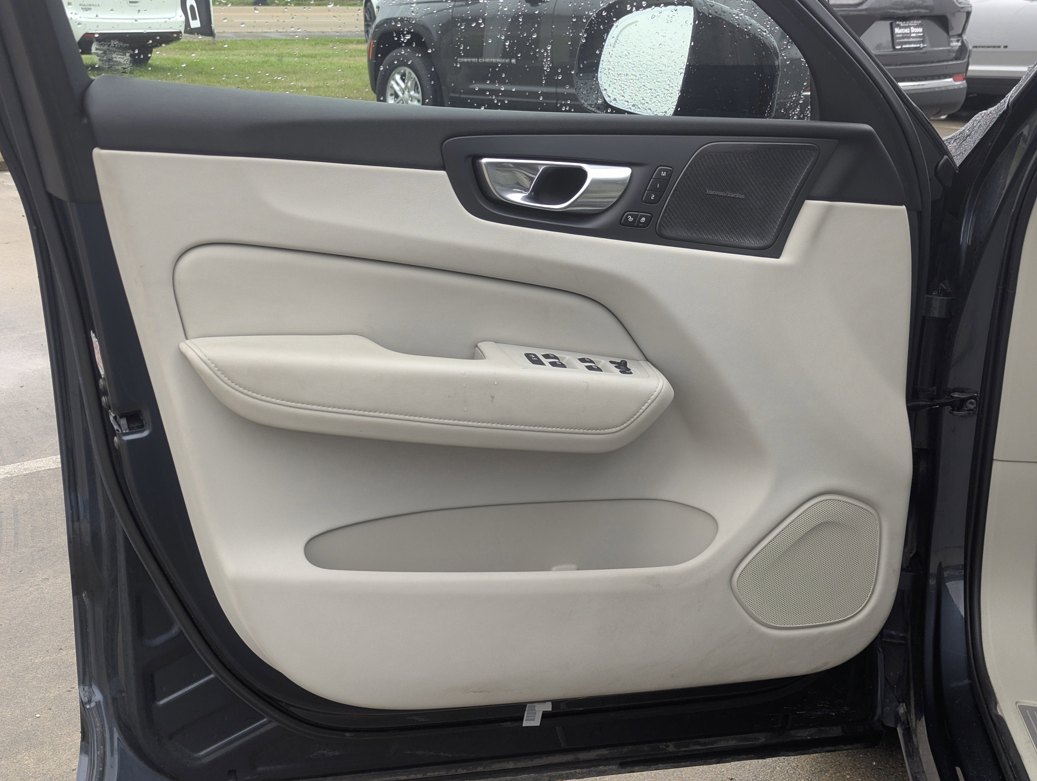 2023 Volvo XC60 B5 Plus Dark Theme